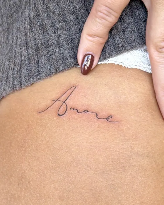 Schriftzug „Amore“ an der Hüfte