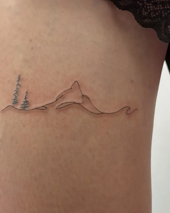 Feine Linie einer Bergkette mit Tannen