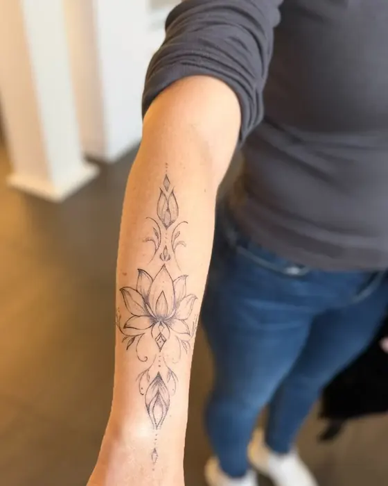 Verheiltes Lotus-Tattoo mit Ornamenten und weicher Schattierung auf dem Unterarm