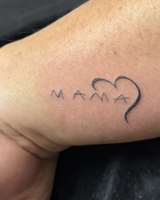 Schriftzug „Mama“ mit Herz an der Handkante
