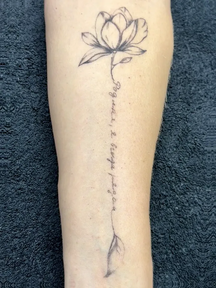 Lotus mit Schriftzug (Unterarm) nach dem Abheilen