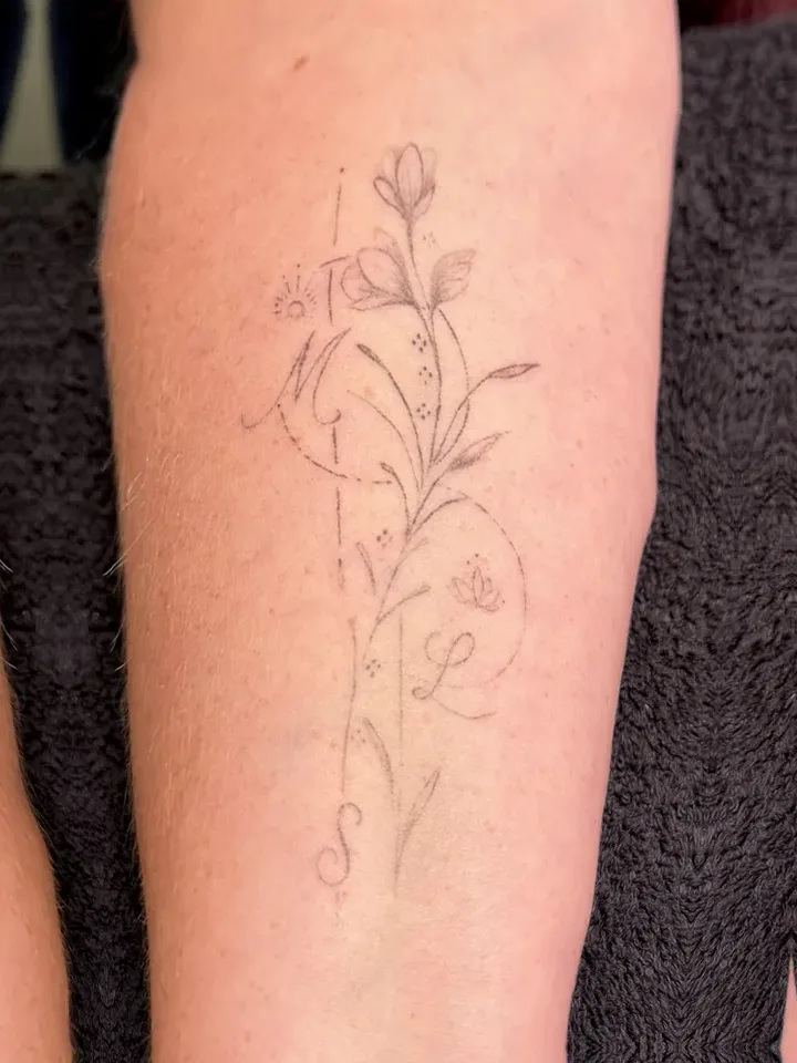 Blütenranke mit Initialen (Unterarm) nach dem Abheilen
